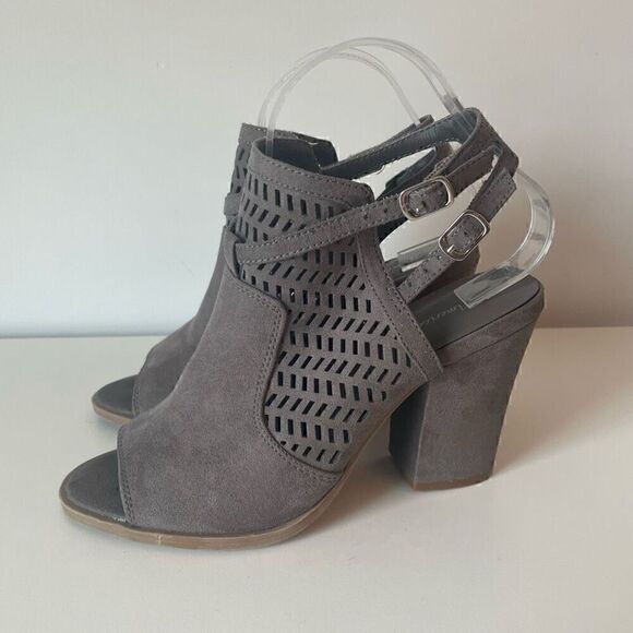 American Eagle Womens Sandals Size 6.5 Grey Laser Cut Peep Toe Sling Back Heels - Picture 3 of 7